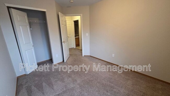 Building Photo - 1010 NW Poppy Ct