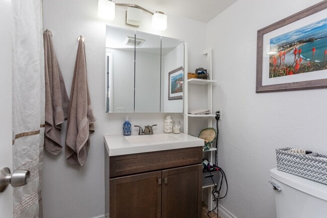 Building Photo - 3 bed 2 bath Townhouse located in South Coast Metro