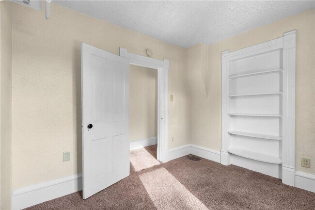 Building Photo - $1500 | 3 Bedroom 1 Bathroom | Two Story