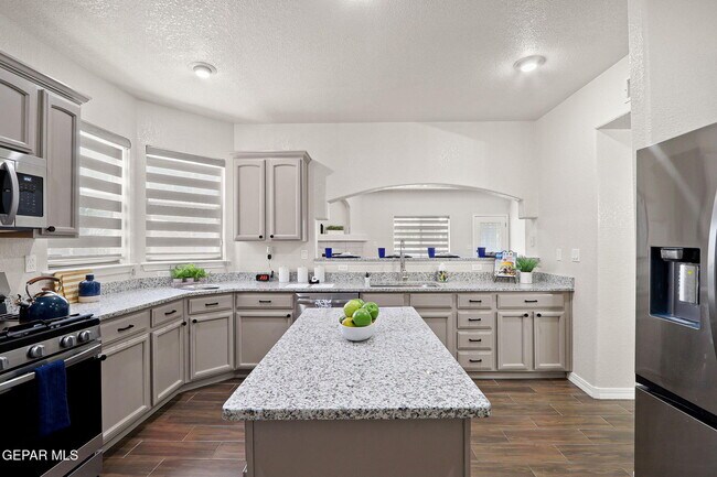 Building Photo - 3121 Tierra Paola Ln