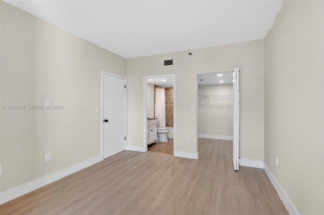 Building Photo - 540 Brickell Key Dr