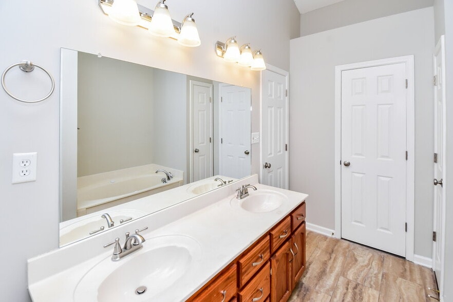 Building Photo - 13273 Sandbourne S
