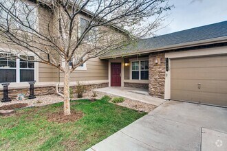 Building Photo - Gorgeous 5 Bed/4 Bath Townhome with Fully ...