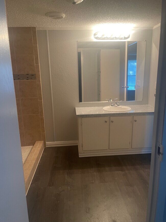 Building Photo - 5012 Shoreline Cir W