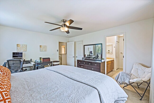 Building Photo - Unfurnished Townhome with Garage, 3 bedroo...