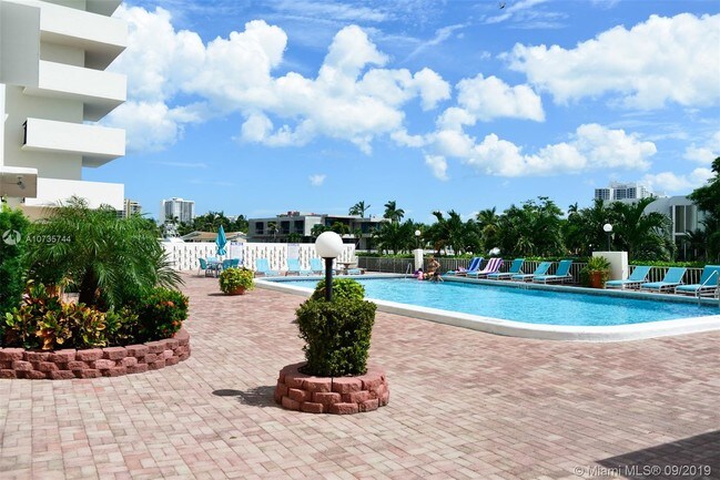 Building Photo - 401 Golden Isles Dr