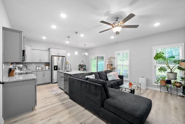 Building Photo - 418 Oak St