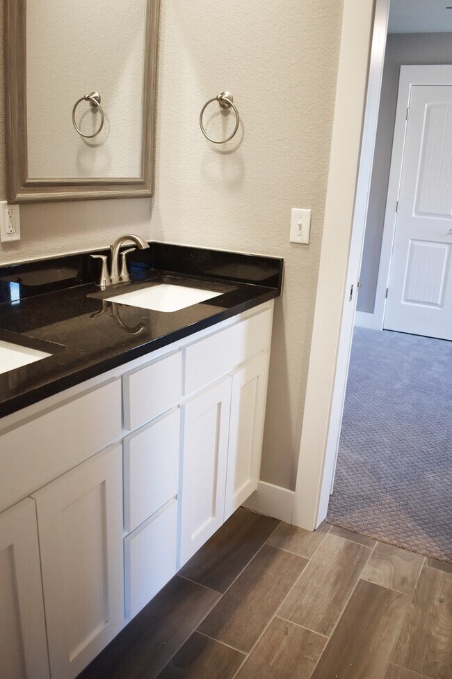 Building Photo - Luxurious 4 Bedroom, 3.5 Bathroom Home In Fayetteville, AR