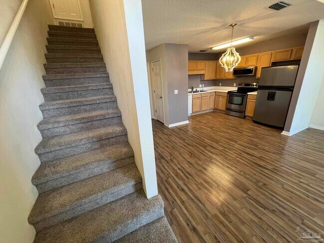 Building Photo - 1348 Redwood Ln