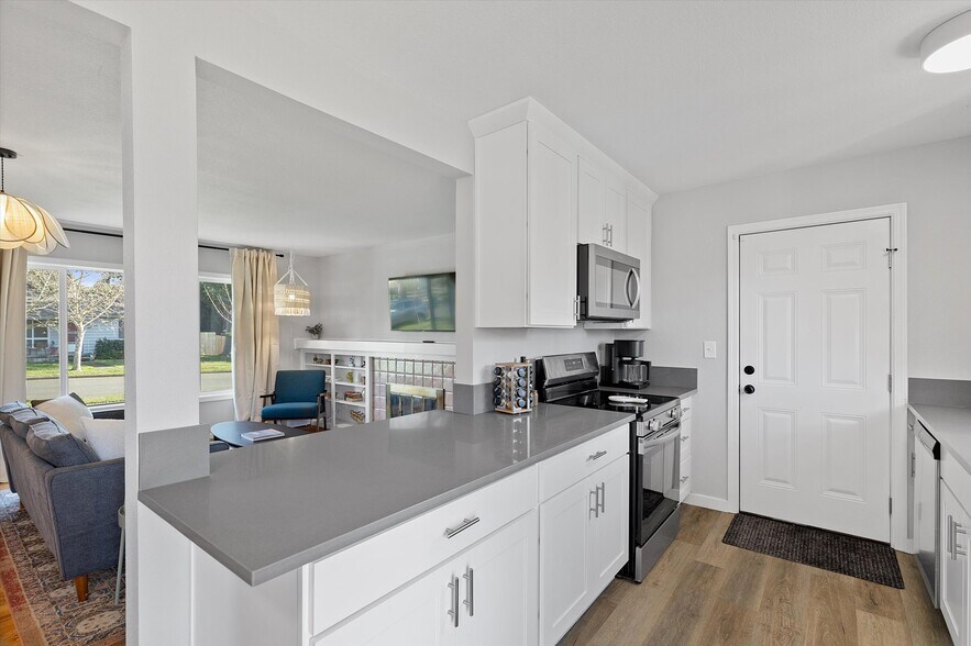 Building Photo - 4775 SW Beech Dr