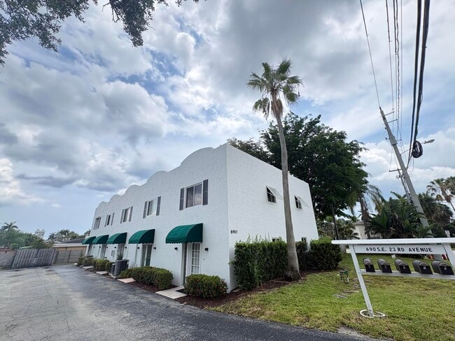 Building Photo - 690 SE 23rd Ave