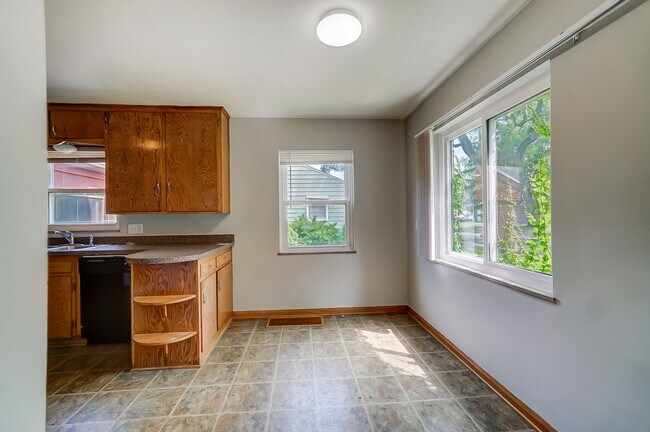 Building Photo - 347 Darrow Ave