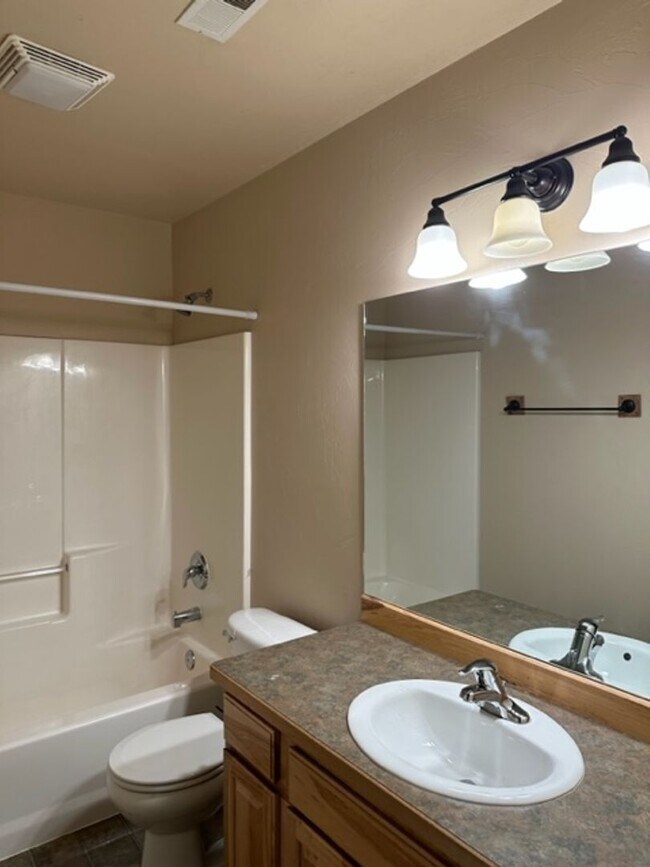 Building Photo - 923 Saxon Way