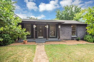 Building Photo - "Charming 3-Bedroom Haven with Gleaming Hardwood Floors in Vibrant Nashville Neighborhood!"