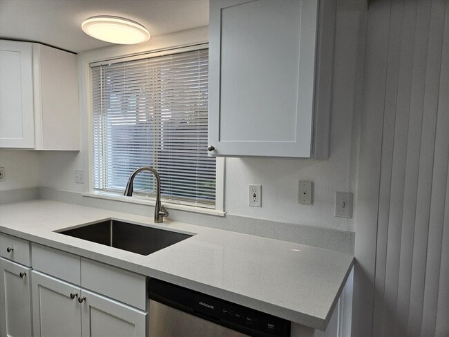 Building Photo - Remodeled 2/1.5 Townhome in a Quiet Fourplex