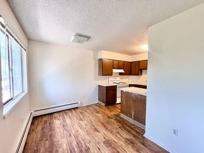 Building Photo - 2 Bed, 1 Bath Apartment!!