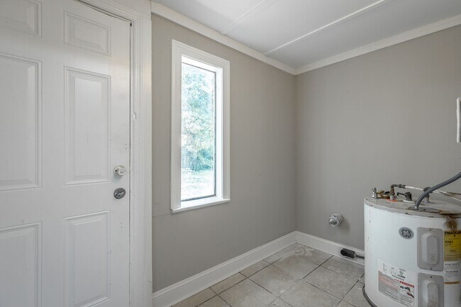 Building Photo - 5107 Sunbeam Ave