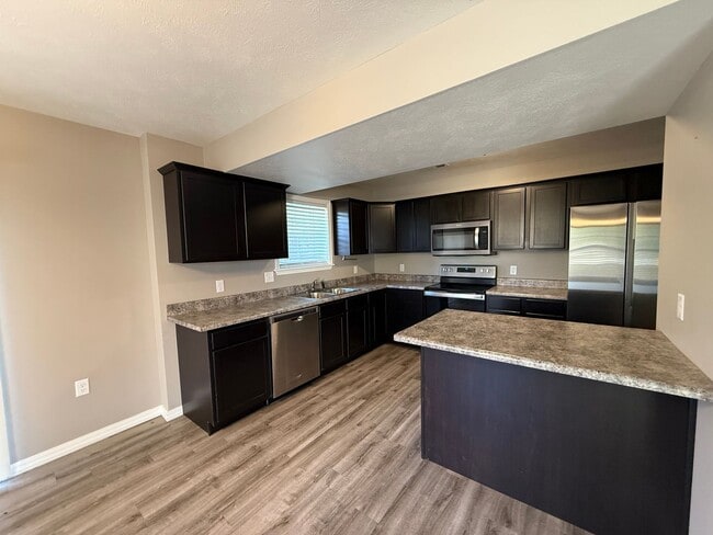 Building Photo - 3BR Townhouse near Holiday Hills