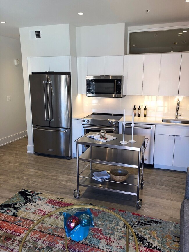 Building Photo - Luxe Apartment with Parking