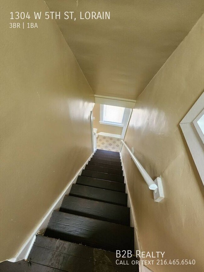 Building Photo - 1304 W 5th St