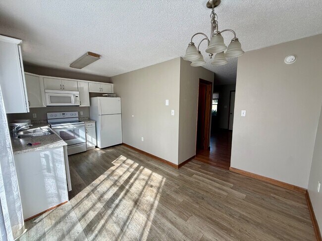 Building Photo - 153 Oakcrest Cir