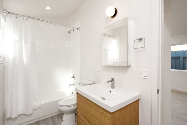 Building Photo - 126 1/2 Franklin Ct