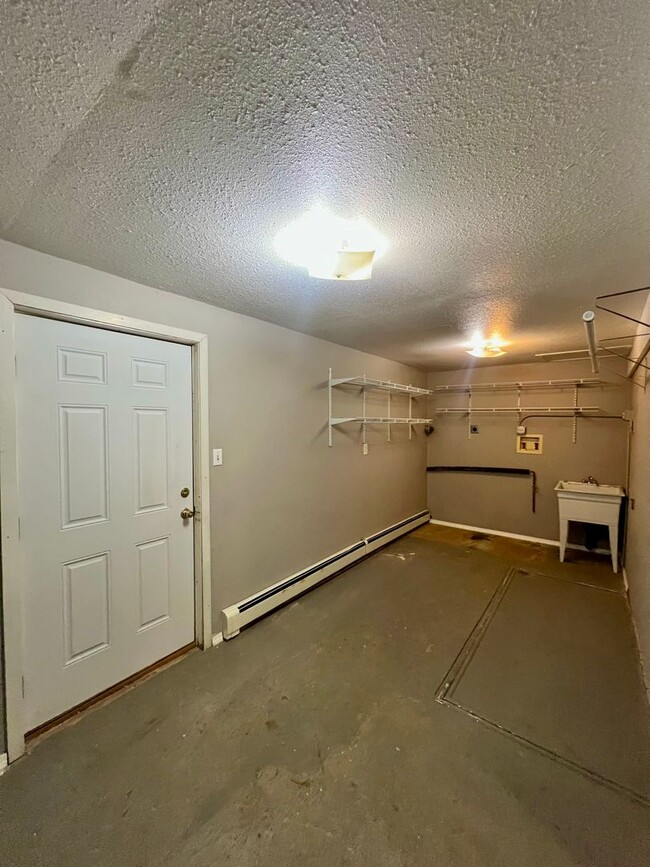 Building Photo - 2 Bedroom / Heated Garage / Available Now!