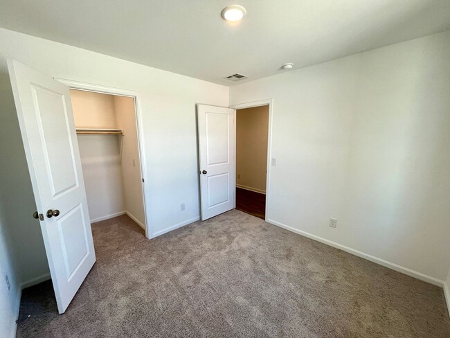 Building Photo - Beautiful New 3 Bedroom Home in the New Ra...