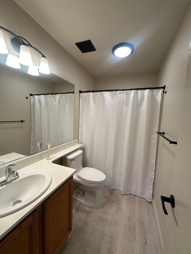 Building Photo - Remodeled 3 bedroom 2 bathroom home locate...