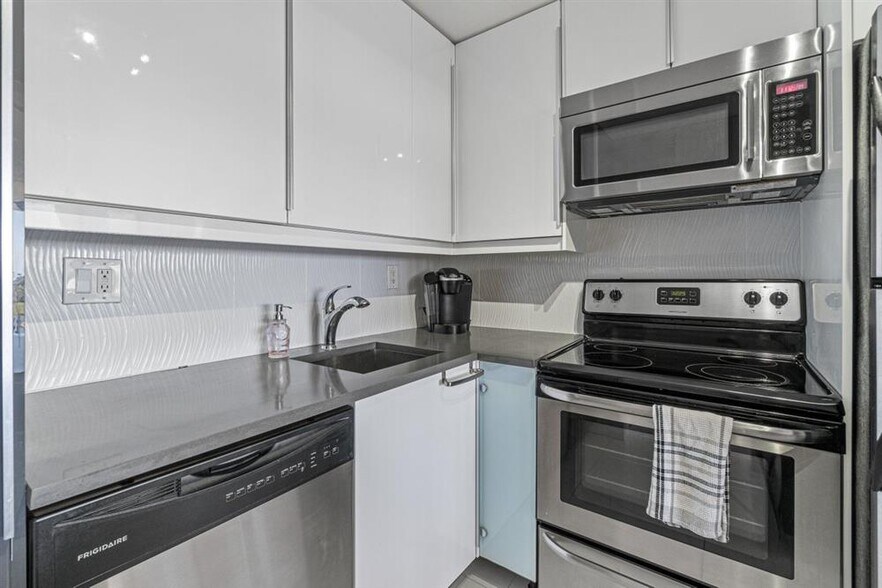 Building Photo - 1830 Embassy Dr