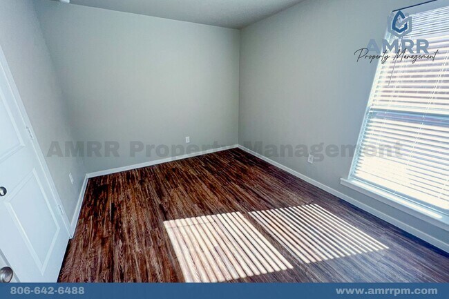 Building Photo - 3 Bedroom Home Available For Spring Pre-Lease