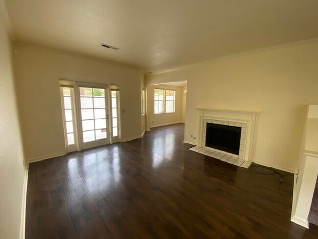 Building Photo - 63 Glen Lake Dr