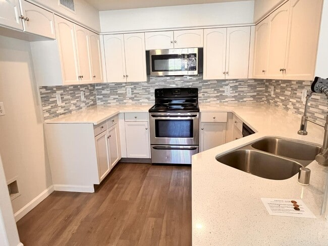 Building Photo - 1247 E Le Parc Dr