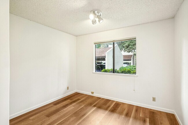 Building Photo - 999 Evelyn Terrace W