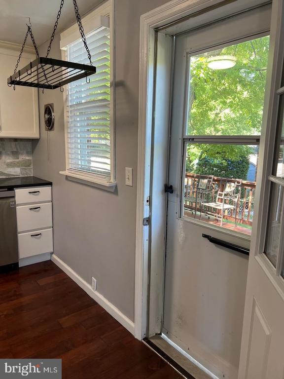 Building Photo - 237 Miner St