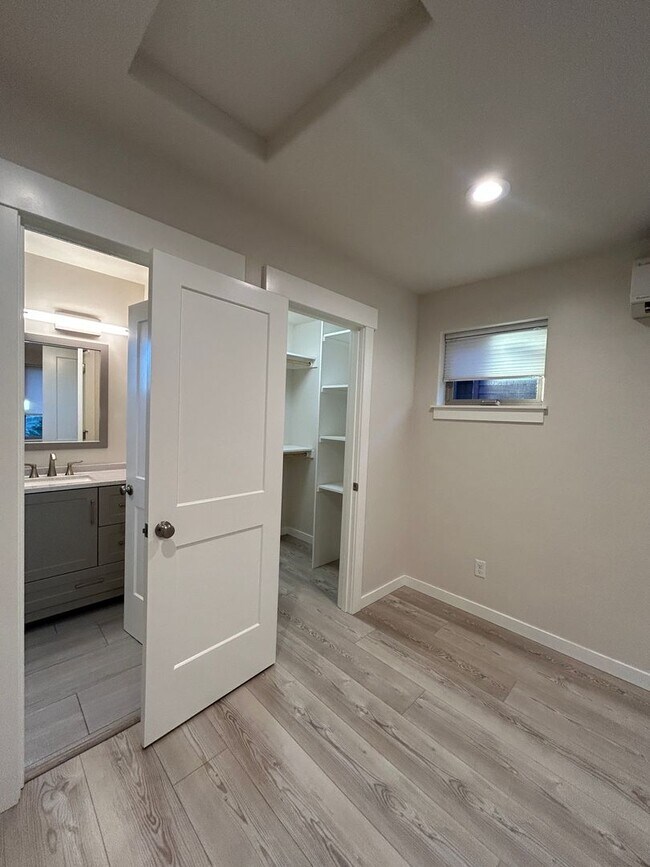 Building Photo - 1079 NW Quincy Ave