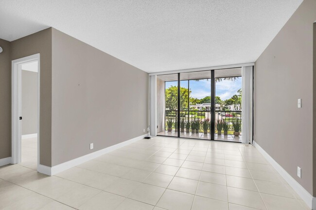 Building Photo - 6895 Willow Wood Dr