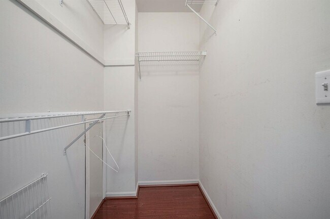 Building Photo - 3088 Village Cir
