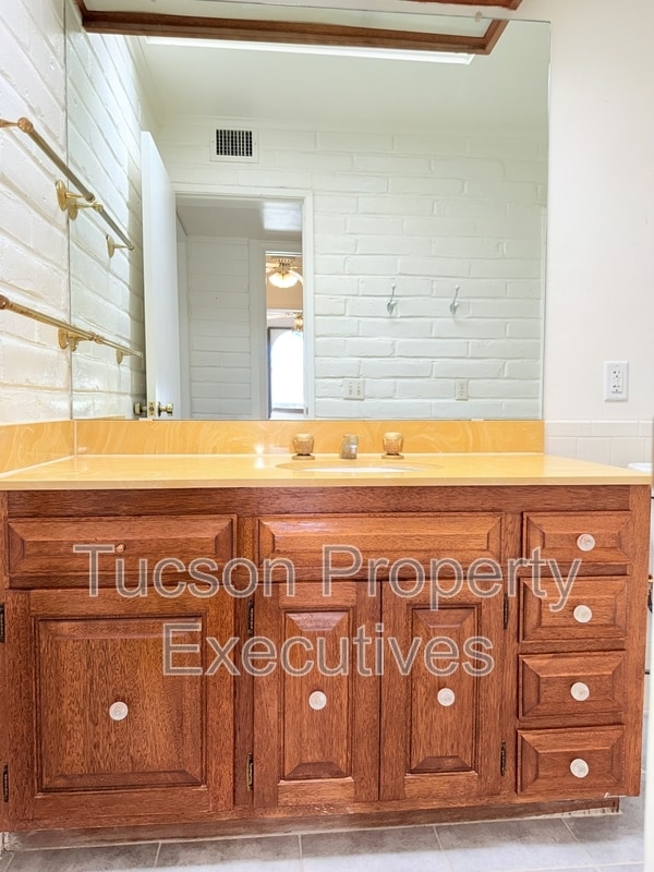 Building Photo - 629 W Las Lomitas Rd