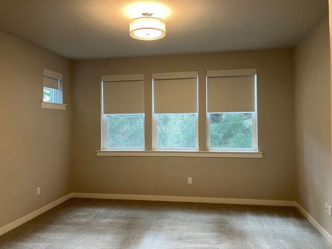 Building Photo - Large Three Bedroom Home in Sustainable South Salem Community