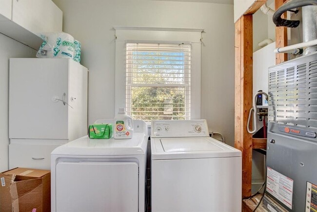 Building Photo - 601 E 8th St