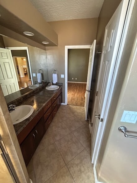 Master Bath - 6131 Arroyo Dr