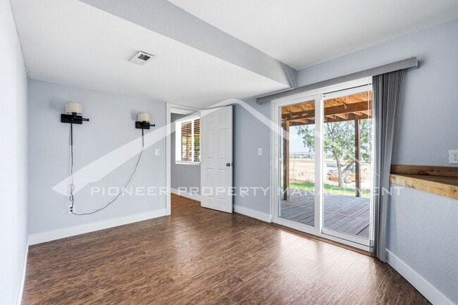 Building Photo - 333 Sanders Cir