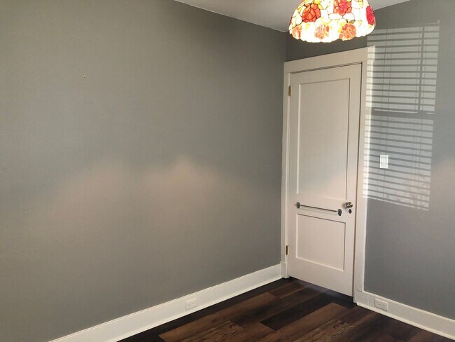 Building Photo - Beautifully Rehabbed Central Oakmont apart...