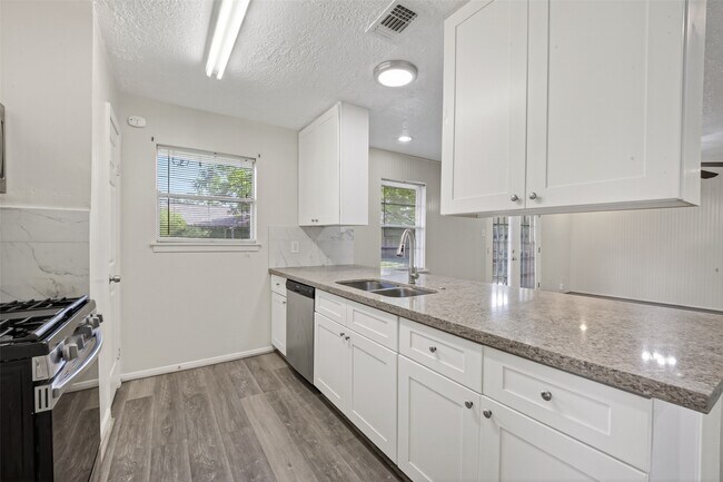 Building Photo - 9667 Meadowvale Dr