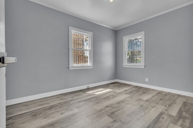 Building Photo - 1441 W 53rd St