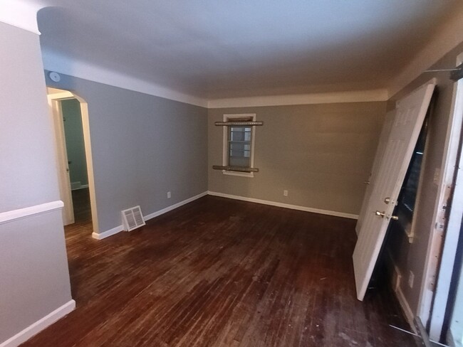 Building Photo - 3 bedroom 1 bath bungalow now available! -...