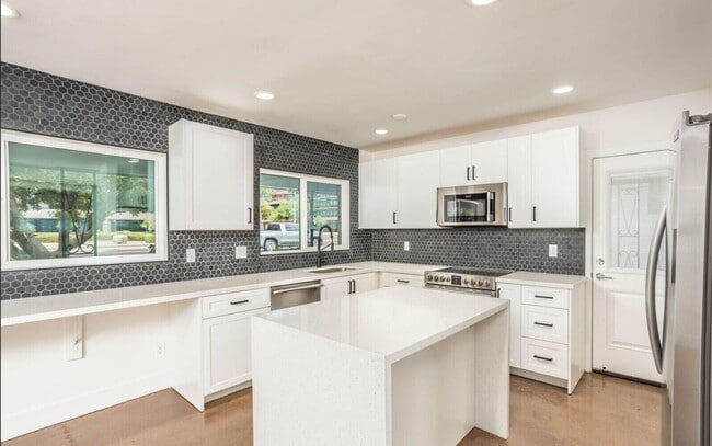 Building Photo - Biltmore District Luxury – 3 month leases avaialble 2,795.00
