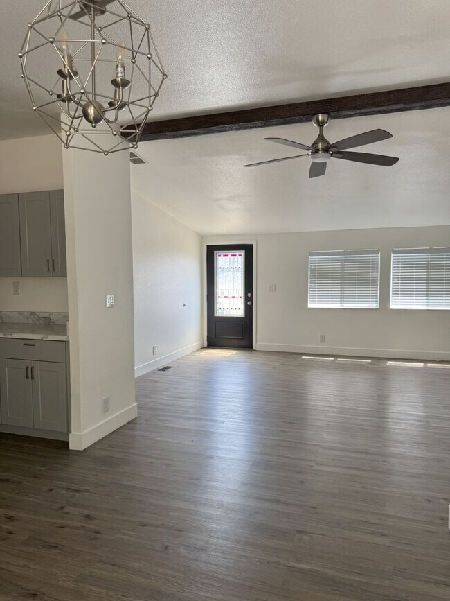 Building Photo - Large Echo home for rent