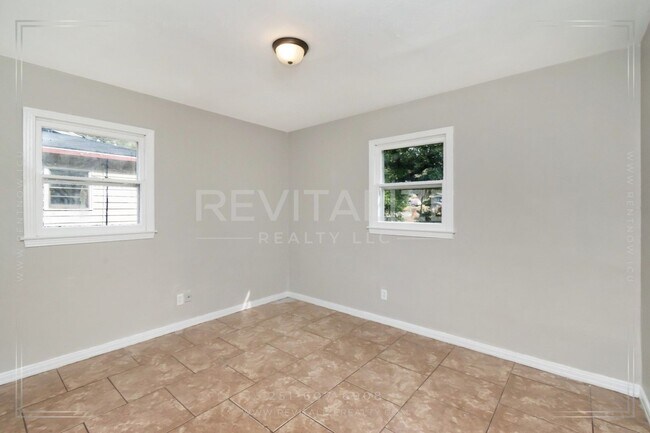 Building Photo - 3 Bed/1 Bath Home with Large Yard and Fence!